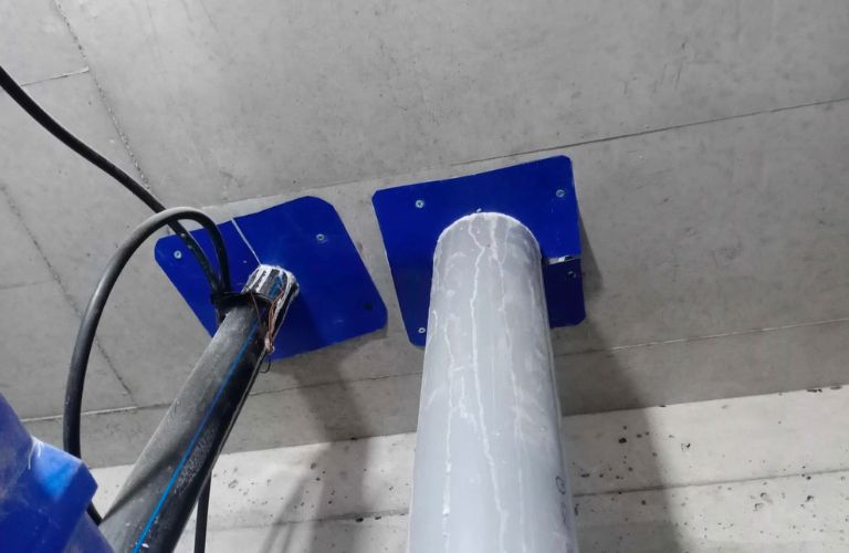 Chống thấm cổ ống xuyên sàn bằng băng cản nước PVC