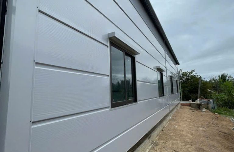 Tấm panel màu xám ghi, bền bỉ, có khả năng cách nhiệt và cách âm hiệu quả