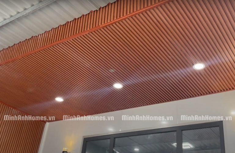 Phía trước nhà có mái hiên rộng 2m, được thiết kế đẹp mắt với tấm nano giả gỗ và dạng sóng