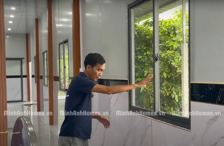 Hệ thống cửa sổ của ngôi nhà là cửa sổ là hệ cửa sổ lùa 2 cánh