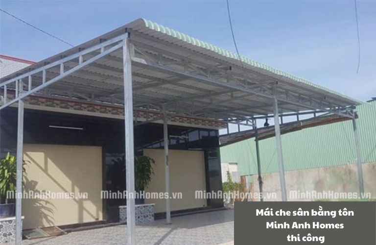 Mẫu mái che sân bằng tôn do Minh Anh Homes thi công