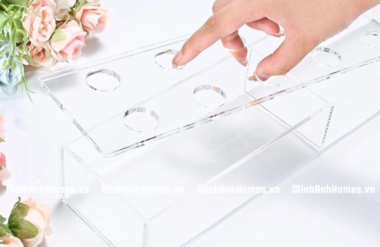 Độ trong suốt của Acrylic rất cao, gần giống kính thủy tinh