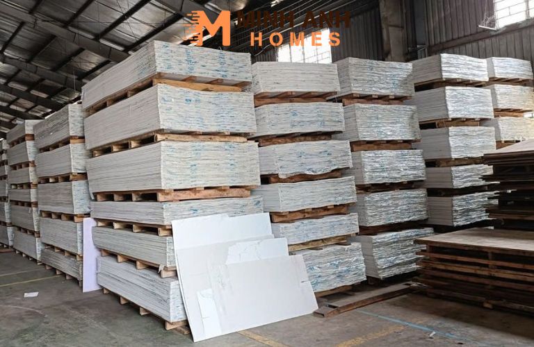 Kho hàng đa dạng tại Minh Anh Homes: Từ tấm ốp tường vân gỗ sang trọng đến tấm PVC trong suốt chuyên dụng. Đáp ứng mọi nhu cầu mua bán lẻ đến số lượng lớn.