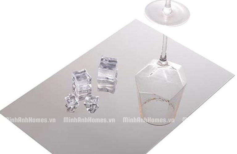 Tấm inox trắng gương sở hữu bề mặt bóng loáng, mang lại tính thẩm mỹ cao và sang trọng