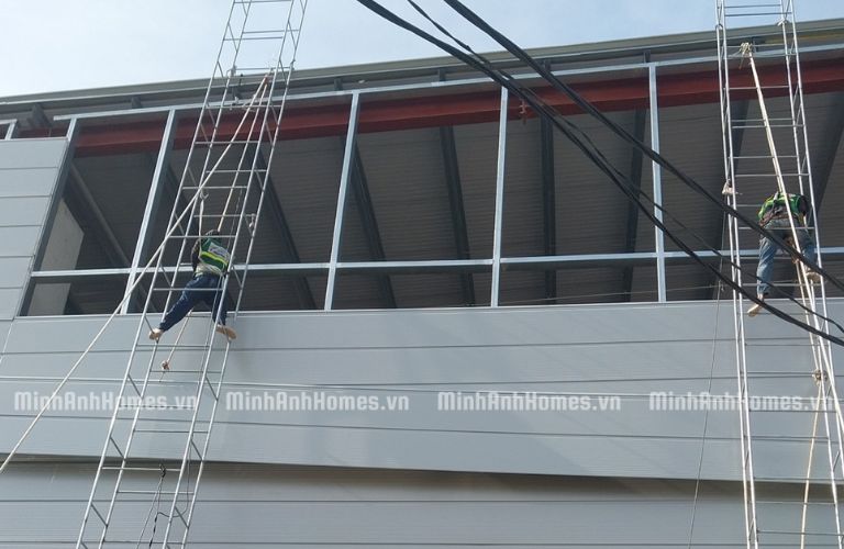 Dựng vách Panel và bắn vít sau khi đã hoàn thiện khung sườn