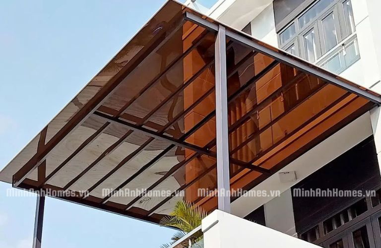 Dùng các tấm poly màu tối như nâu đồng mang đến cảm giác sang trọng, ấm cúng