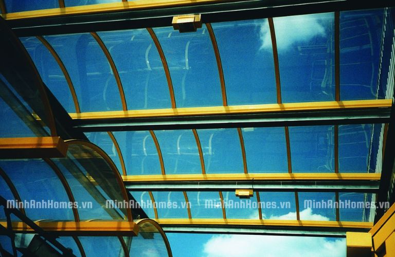 Nên lựa chọn màu sắc tấm poly dựa vào điều kiện thời tiết và môi trường