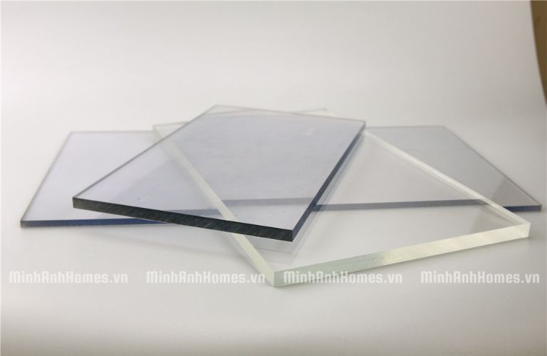 Tấm poly trong suốt có khả năng truyền sáng gần tương đương kính