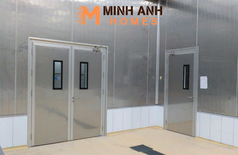 Bề mặt cửa Panel phòng sạch được làm từ thép sơn tĩnh điện hoặc Inox cao cấp