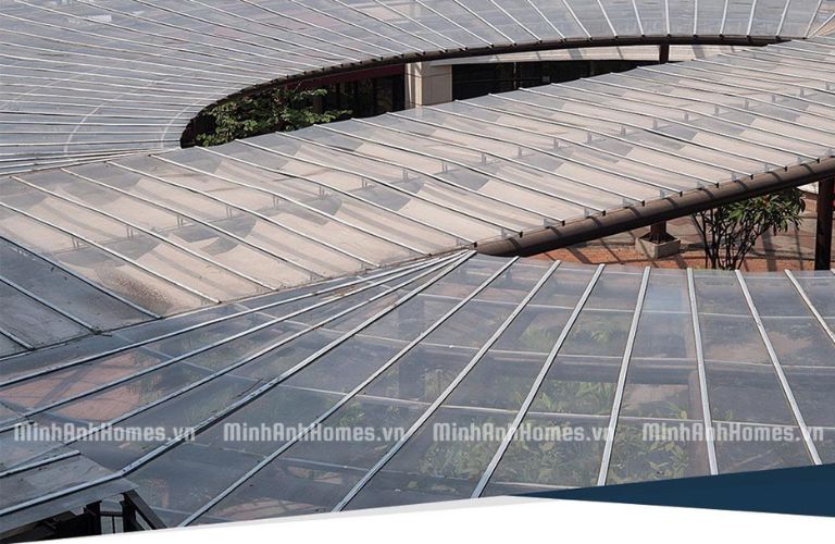 Độ trong suốt và độ bền ấn tượng của mái vòm làm từ tấm Polycarbonate đặc