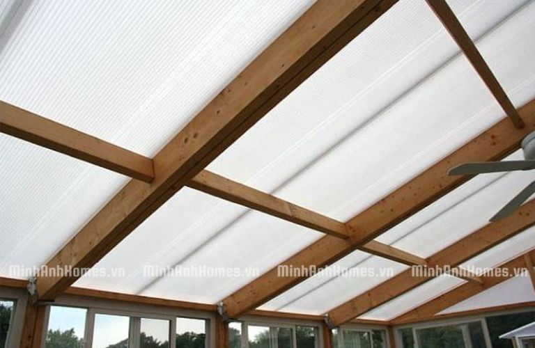 Mái vòm màu đục mang lại sự riêng tư và ánh sáng dịu nhẹ, khuếch tán đều