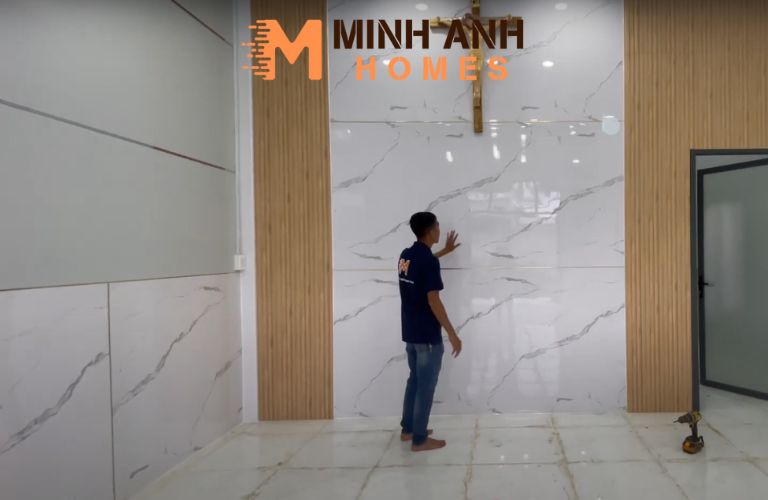 Phòng khách được ốp tấm PVC giả đá sang trọng, mang lại vẻ đẹp tự nhiên