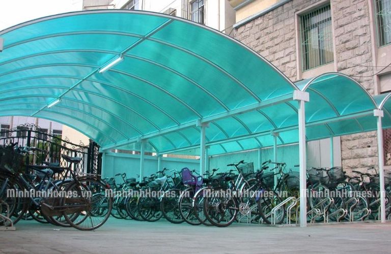 Tấm nhựa lợp mái màu xanh thường được dùng làm mái che nhà xe