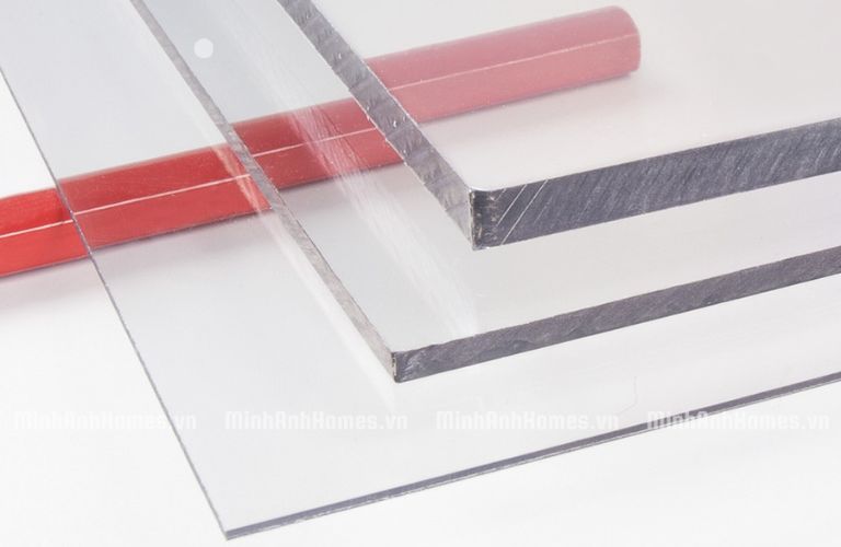 Tấm nhựa Poly trong suốt có khả năng chống va đập cao, không tạo ra các mảnh vụn sắc nhọn khi vỡ