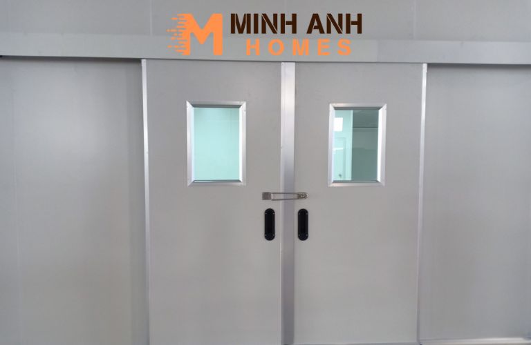 Minh Anh Homes cung cấp vật tư chất lượng cao và có kinh nghiệm trong việc thi công cửa phòng sạch