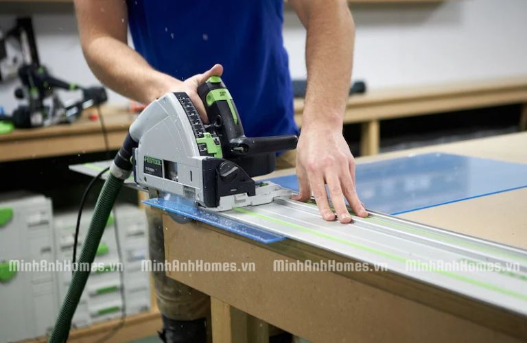 Cắt tấm Polycarbonate theo kích thước chuẩn trước khi cố định lên khung