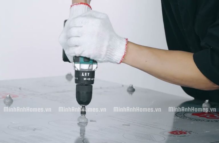 Bắn vít cố định tấm lên khung xương
