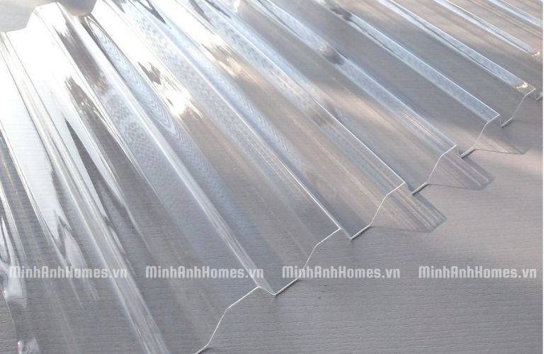 Mặt ngoài của tôn poly chất lượng cao thường được phủ lớp bảo vệ UV