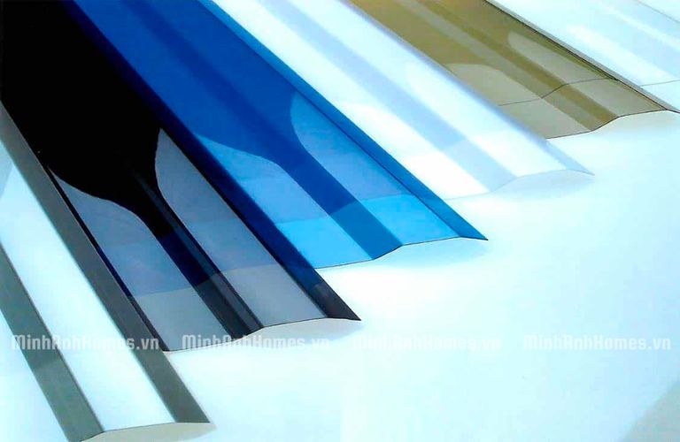 Tôn Polycarbonate có thể có dạng sóng hoặc phẳng