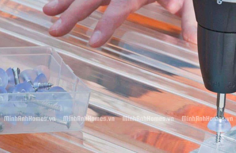 Tôn nhựa lấy sáng Polycarbonate có trọng lượng nhẹ, dễ dàng gia công và lắp đặt