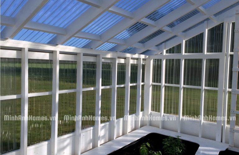 Tôn song Polycarbonate thường được dùng làm mái và vách cho nhà kính