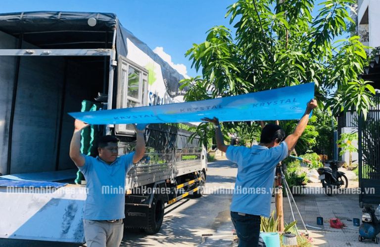 Tấm Polycarbonate đặc, dày, có trọng lượng nặng sẽ gây khó khăn hơn cho quá trình vận chuyển