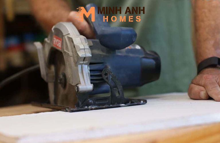 Máy cắt gạch giúp cắt tấm Cemboard nhanh chóng và chính xác
