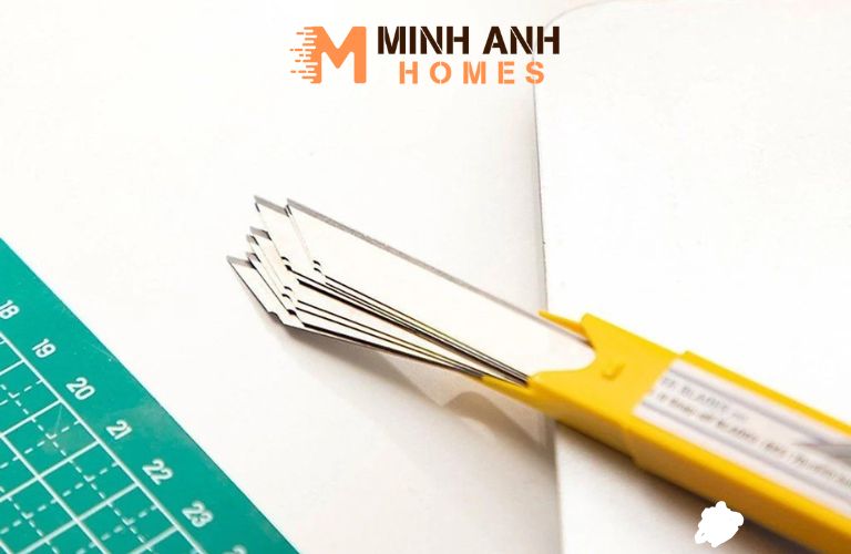 Chọn dao rọc giấy khi cắt tấm formex thủ công bằng tay