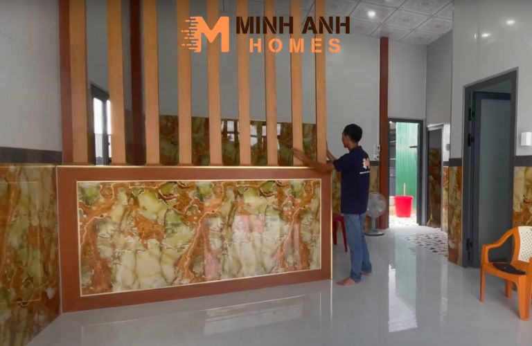 Hệ lam trang trí hoa văn bắt mắt ngăn cách phòng khách và phòng bếp