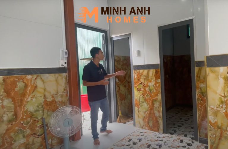 Khu vực tắm và vệ sinh được bố trí phía sau nhà