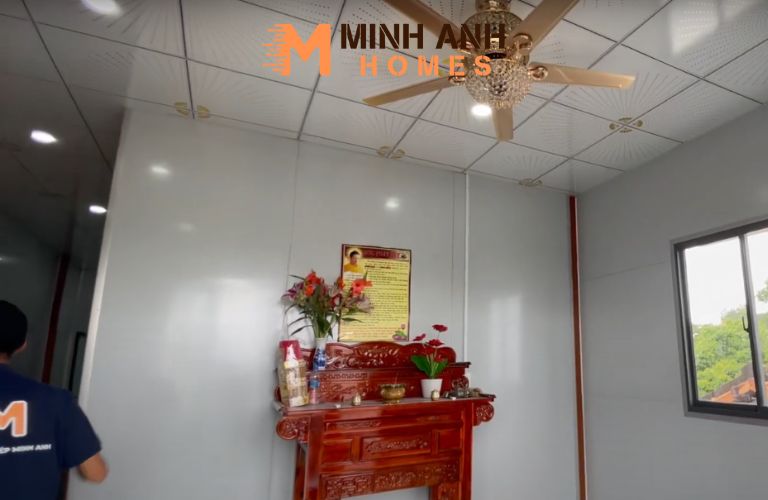 Khu sinh hoạt chung ở tầng lầu có thể được dùng để làm phòng thờ, trang trí cụm đèn quạt đẹp mắt