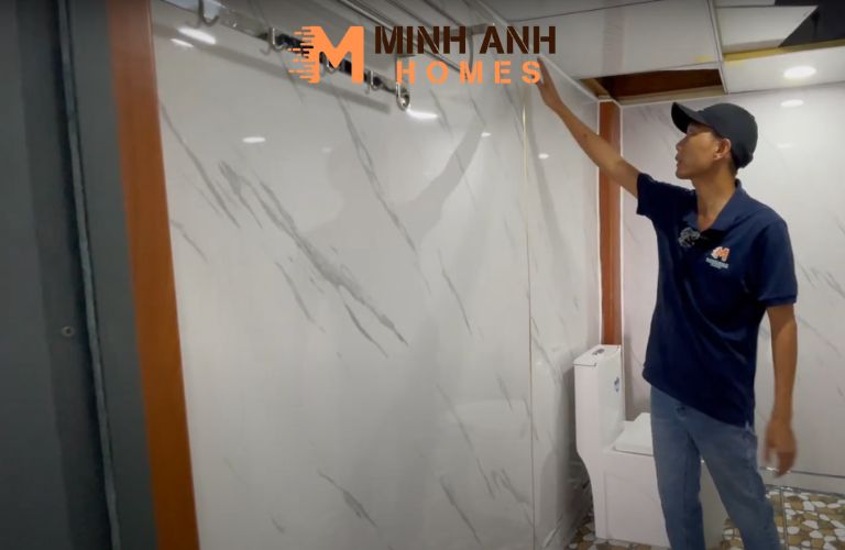 Nhà vệ sinh được ốp tấm PVC giả đá vân mây cao lên đến trần
