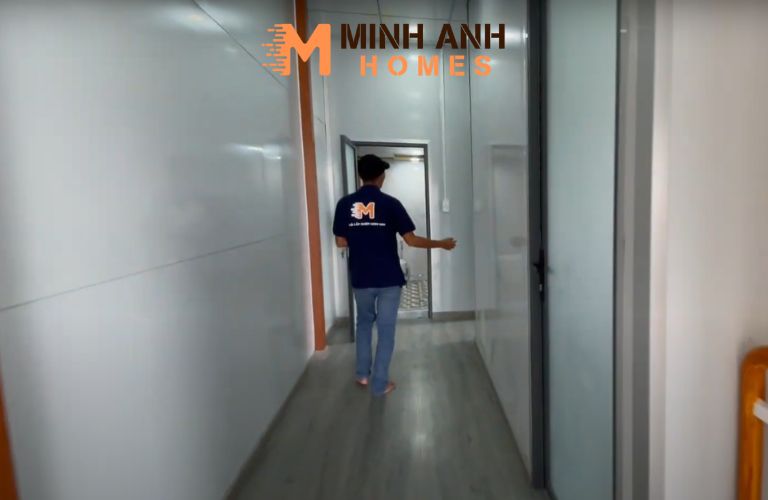 Trên tầng lầu có 2 phòng khách và 1 nhà vệ sinh ở phía sau