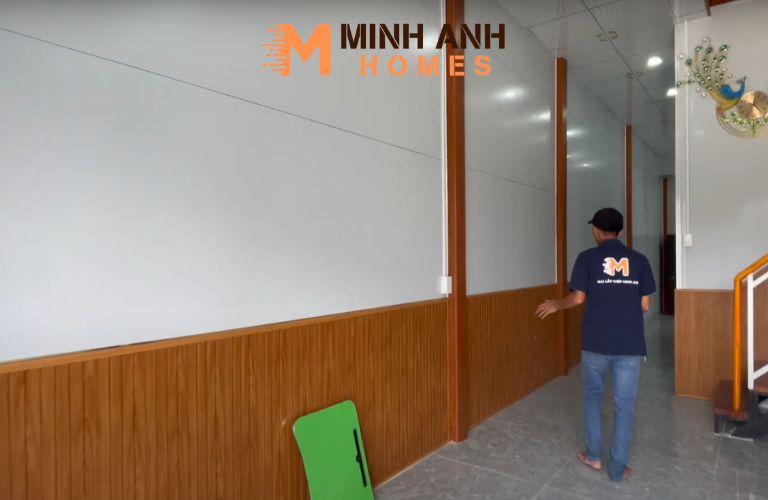 Cột nhà, len chân tường, lam hành lang được ốp tấm Nano giả gỗ màu nâu đẹp mắt