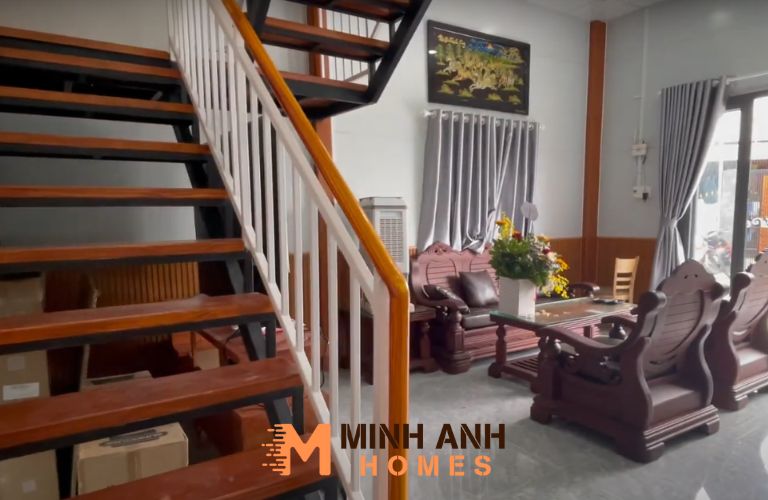Không gian phòng khách thoáng mát, rộng rãi, bậc cầu thang gỗ đẹp mắt