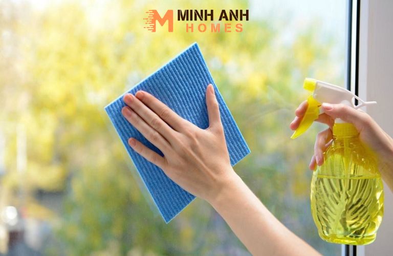 Sử dụng dung dịch chuyên dụng hoặc xà phòng loãng