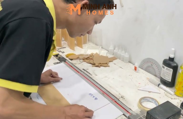 Luôn làm nóng đều hai mặt mica tại vị trí cần uốn