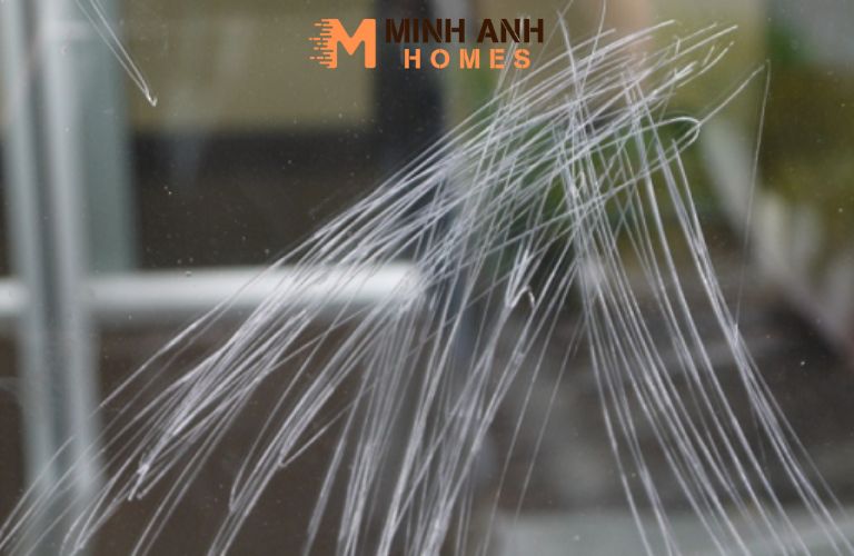 Bề mặt mica bị trầy xước trong quá trình uốn