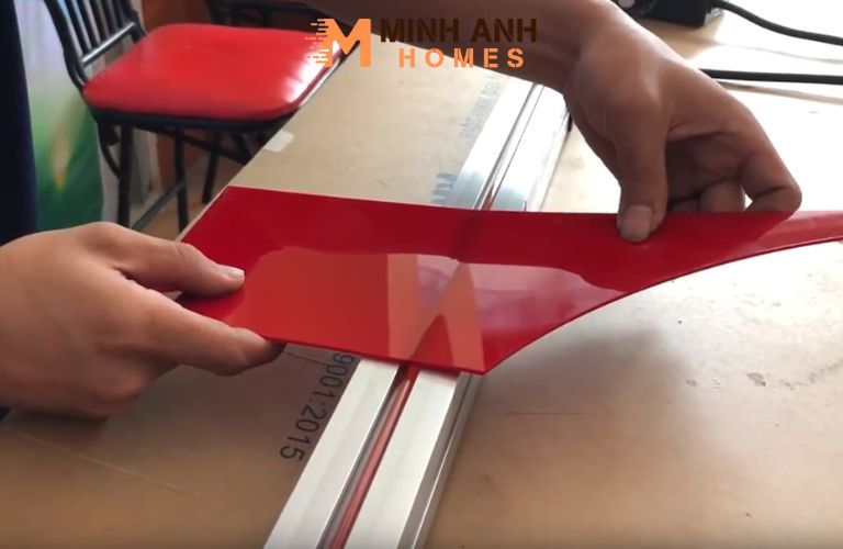 Nhiệt độ phù hợp để uốn cong tấm mica tại nhà là từ 140–180°C