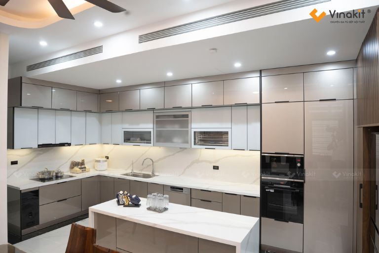 Mẫu tủ bếp inox cánh kính Vinakit với thiết kế hiện đại và thẩm mỹ