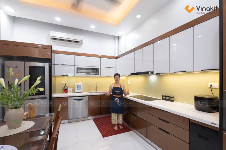 Công trình tủ bếp inox cánh kính Vinakit hoàn thiện theo không gian thực tế