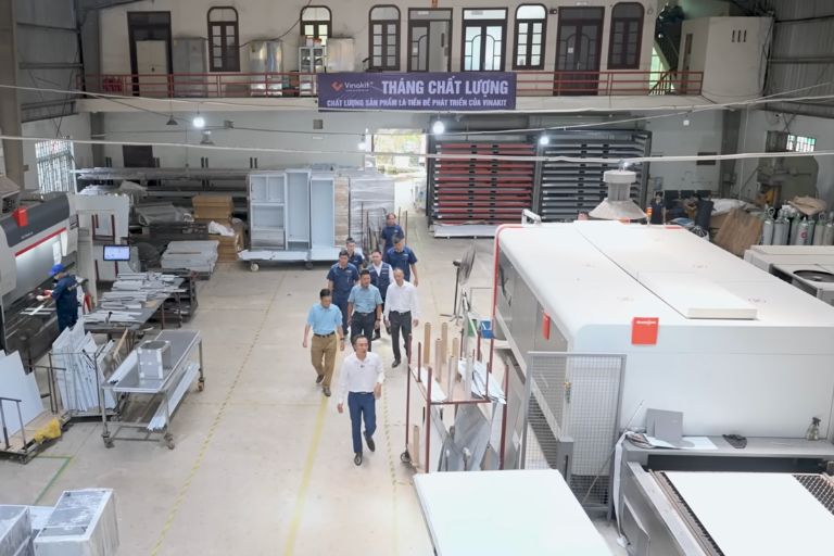Khung tủ bếp inox Vinakit được gia công bằng hệ thống máy CNC tại nhà máy