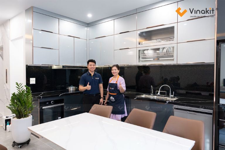 Tủ bếp inox Vinakit thiết kế hiện đại cho không gian bếp gia đình